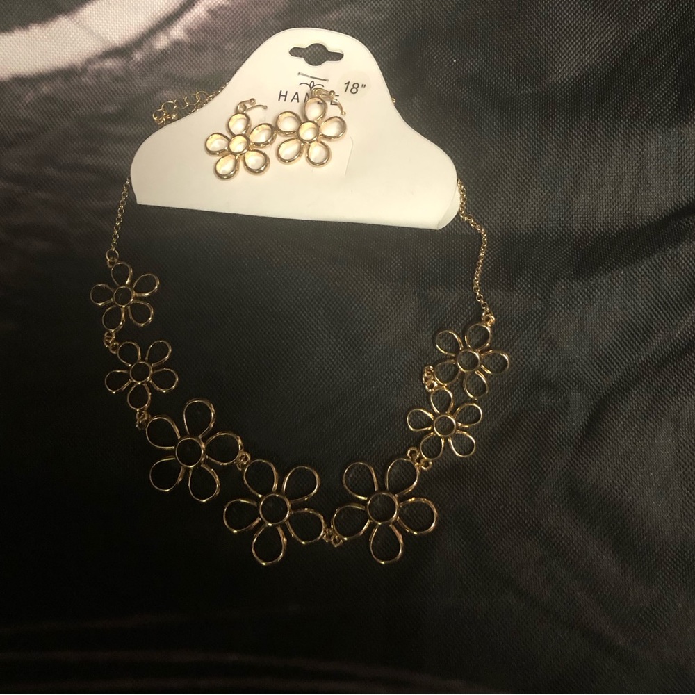 Hanee Hippie Daisy Costume Jewelry Set-  561 $20 or $15 w/offer
